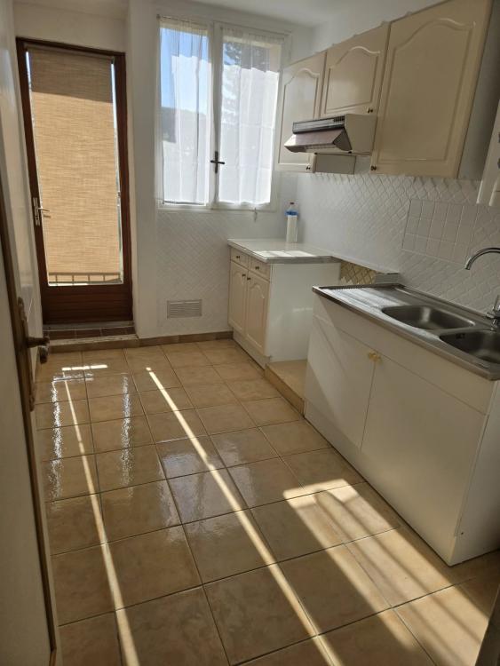 Fréjus  - T3 à rafraîchir à 5 mns du centre à pied