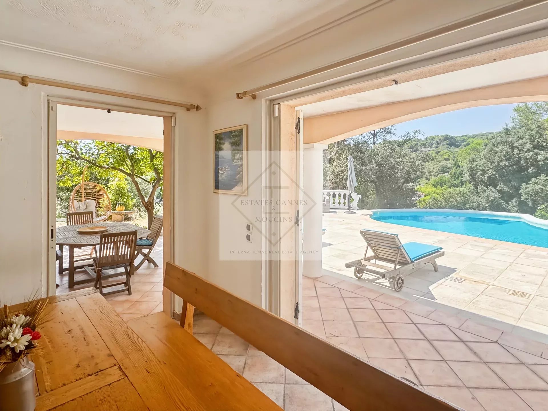 À VENDRE – VILLA DE CHARME VUE MER À ANTIBES, CALME ABSOLU