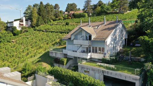 Villa jumelle de 5.5 pièces, avec vue panoramique sur le lac et les Alpes !