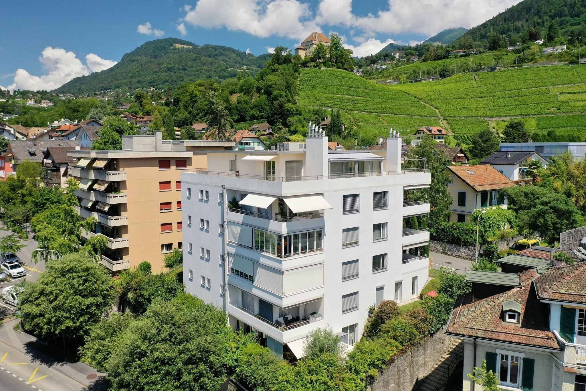 Attique de 4,5 pièces avec terrasse de 130 m² et vue sur le lac