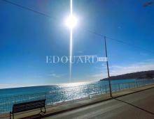 Trois pièces entièrement rénové avec terrasse, jardin et splendide vue mer, dans immeuble face aux plages