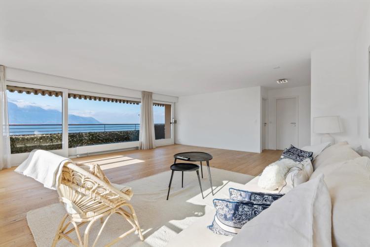 Spacious 6.5-room apartment of 175m2 on the 8th floor.