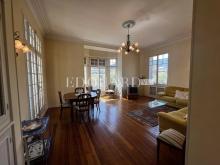 En exclusivité trois pièces à vendre avec belle vue sur la ville jusqu’à la mer, en plein centre de Menton