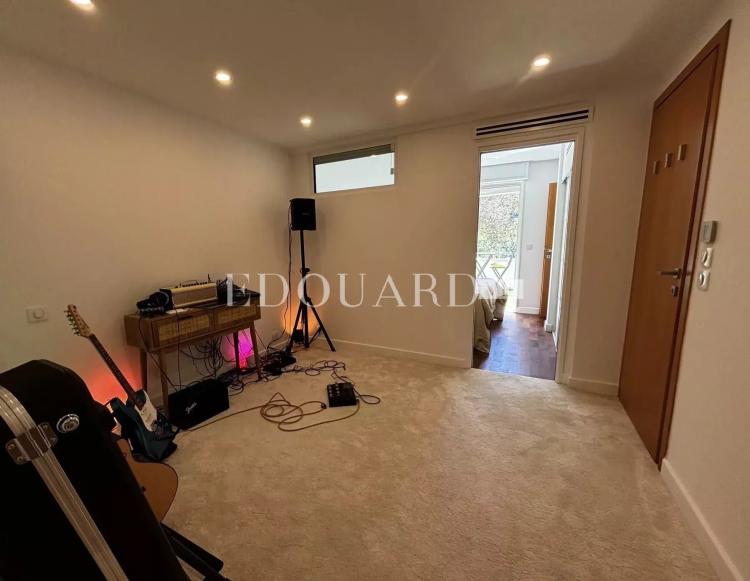 En exclusivité superbe trois pièces avec deux grandes terrasses et parking, limitrophe la Principauté de Monaco