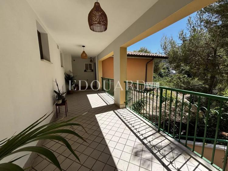 En exclusivité superbe trois pièces avec deux grandes terrasses et parking, limitrophe la Principauté de Monaco