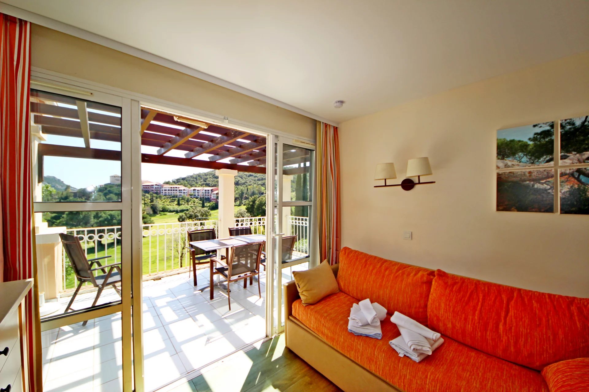 AGAY CAP ESTEREL ALLEE DES FLEURS DEUX PIECES DERNIER ETAGE. PARKING