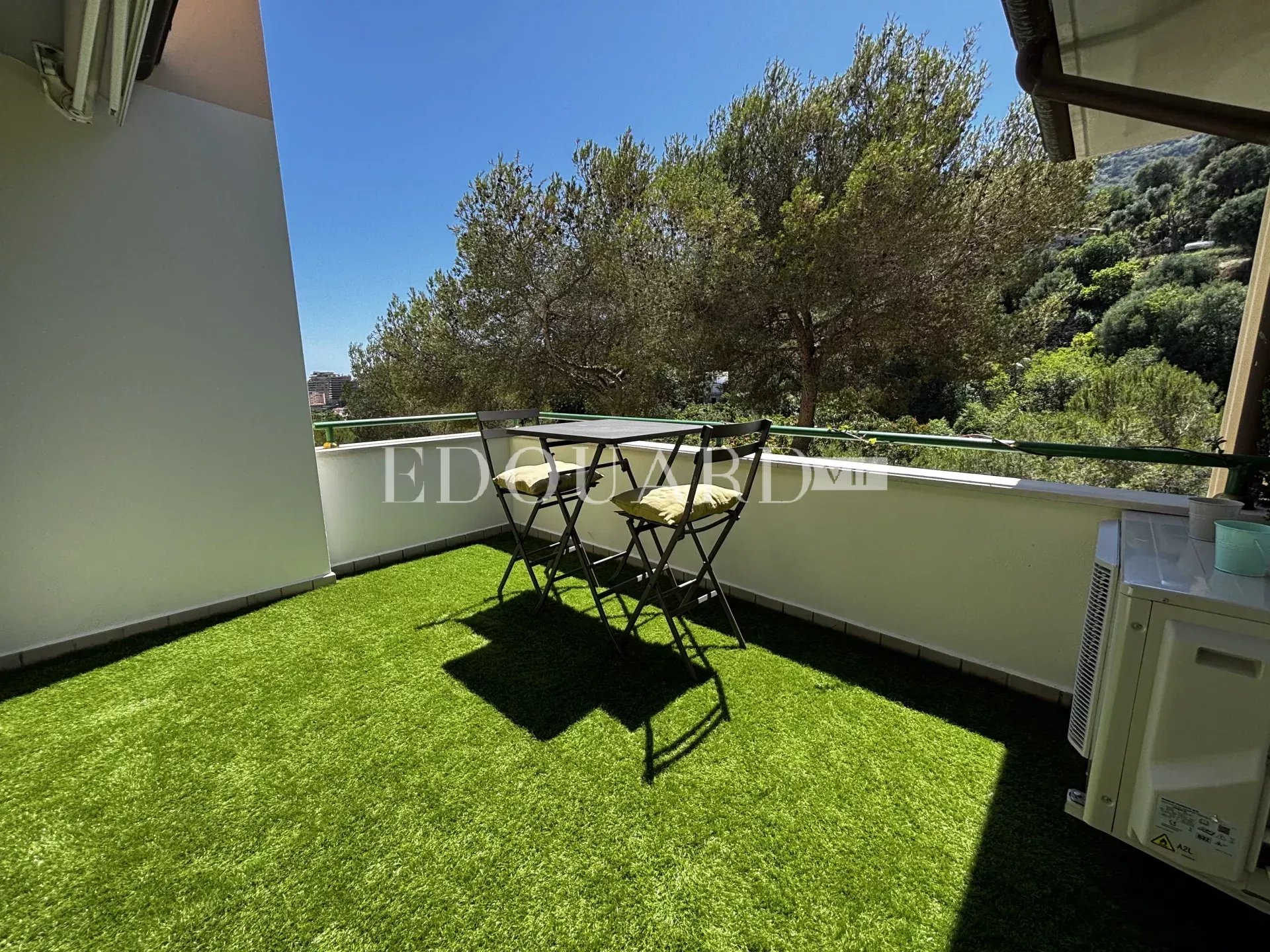 En exclusivité superbe trois pièces avec deux grandes terrasses et parking, limitrophe la Principauté de Monaco