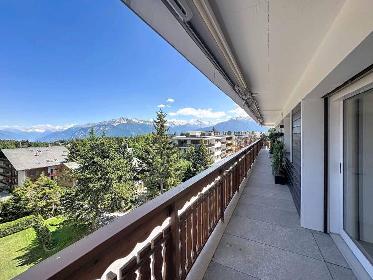 Situation exceptionnelle au cœur de Crans avec vue panoramique