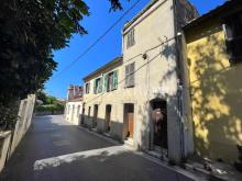 Proche du centre de La Turbie, à vendre maison de village de 180 m² à rénover, divisée en quatre appartements