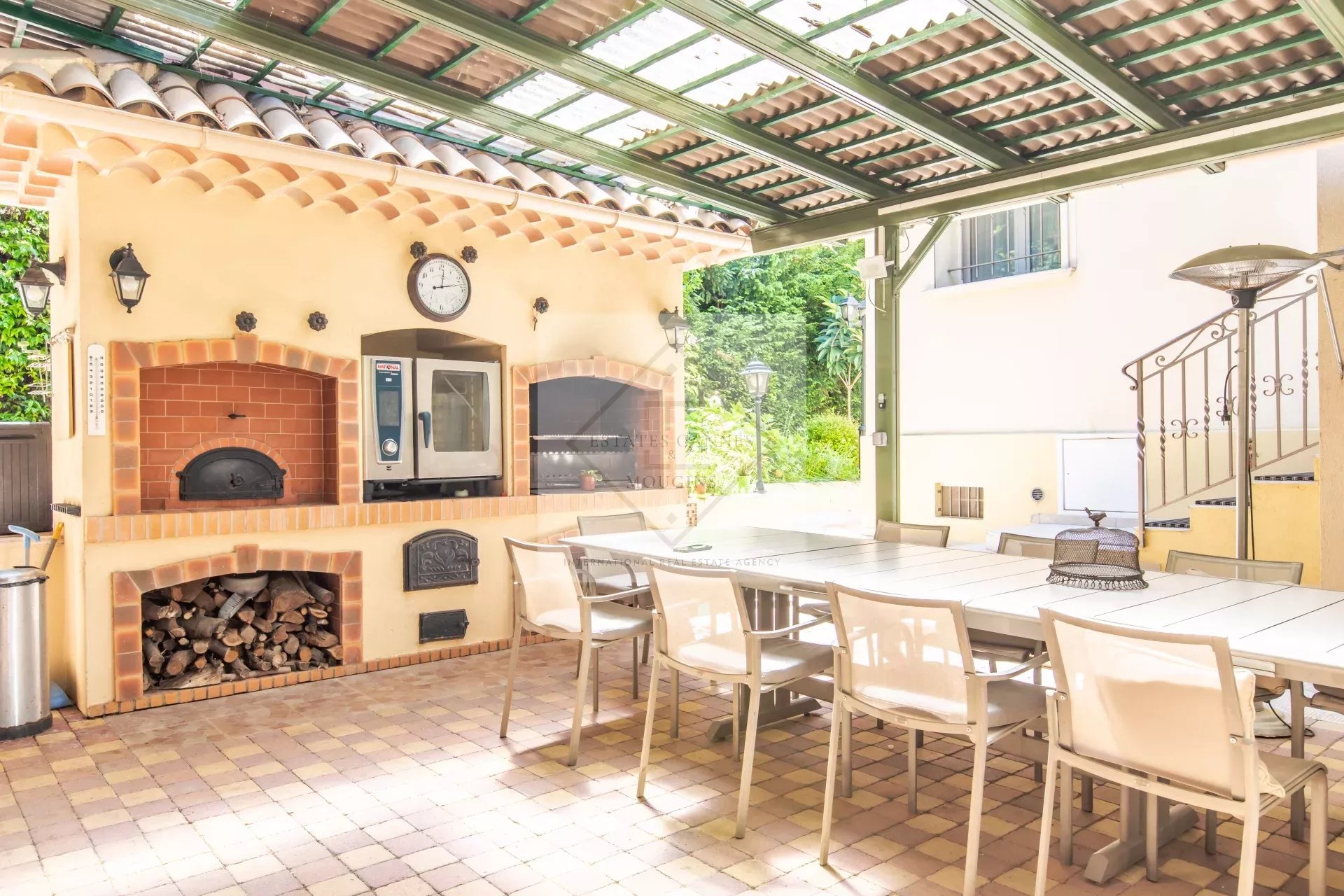 Villa de prestige au Cap d’Antibes – Domaine fermé, plage accessible à pied