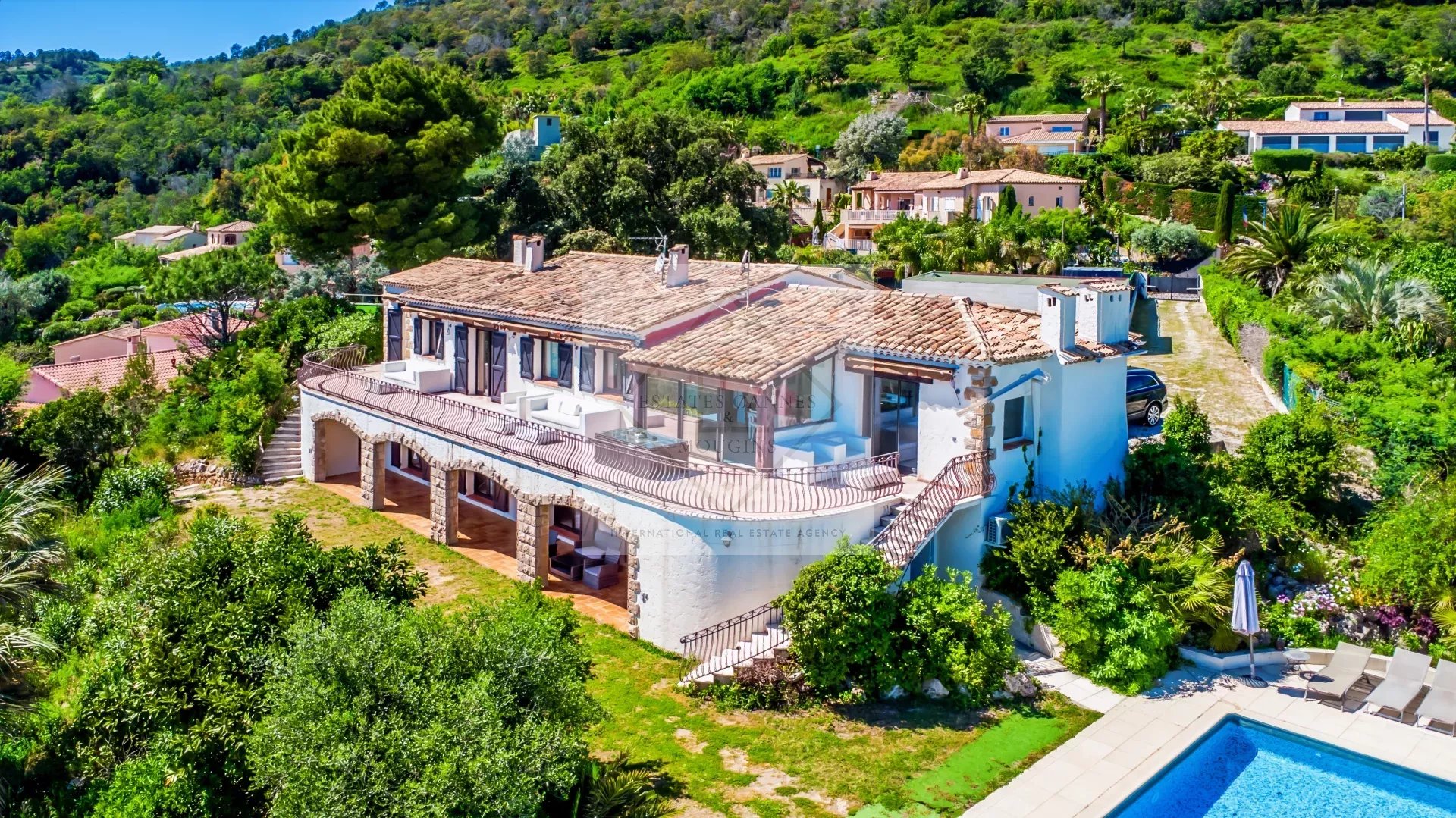 COUP DE CŒUR ASSURÉ – VILLA D’EXCEPTION AVEC VUE MER PANORAMIQUE À 180°