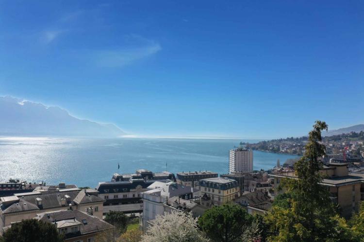 En exclusivité ! Spacieux appartement avec grand balcon et vue imprenable !