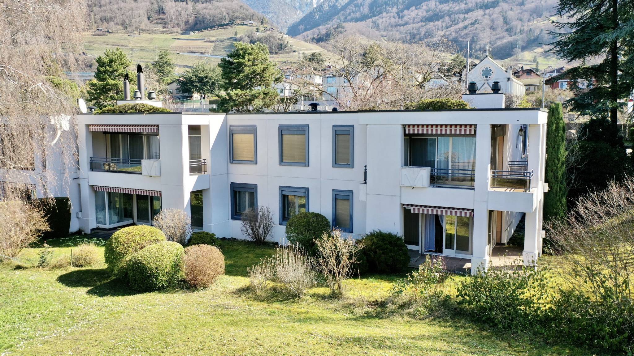 Opportunité, 4 appartements à rénover au bord du lac