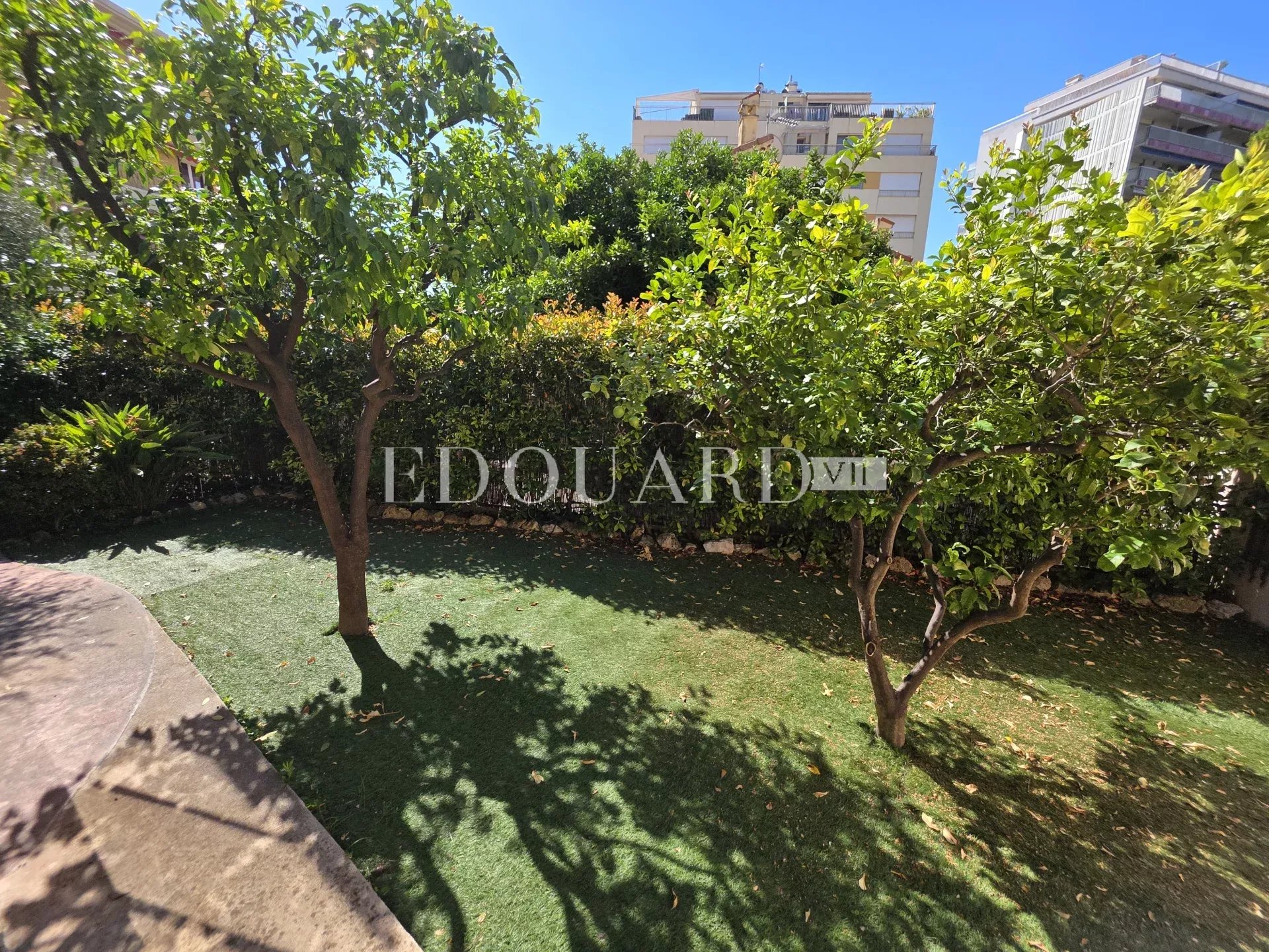 Sur la commune de Roquebrune Cap Martin, quatre pièces avec grande terrasse, vaste jardin, cave, parking
