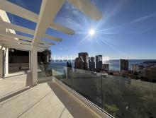 Superbe quatre pièces soigneusement rénové avec vastes terrasses, jardin, vue mer panoramique et parking