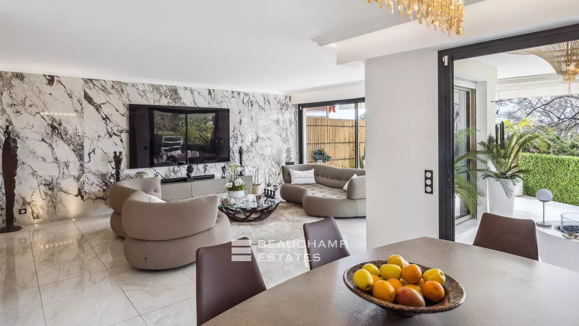 Appartement contemporain avec vue collines