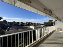 Beau deux pièces meublé à louer avec terrasse et parking, dans immeuble de grand standing