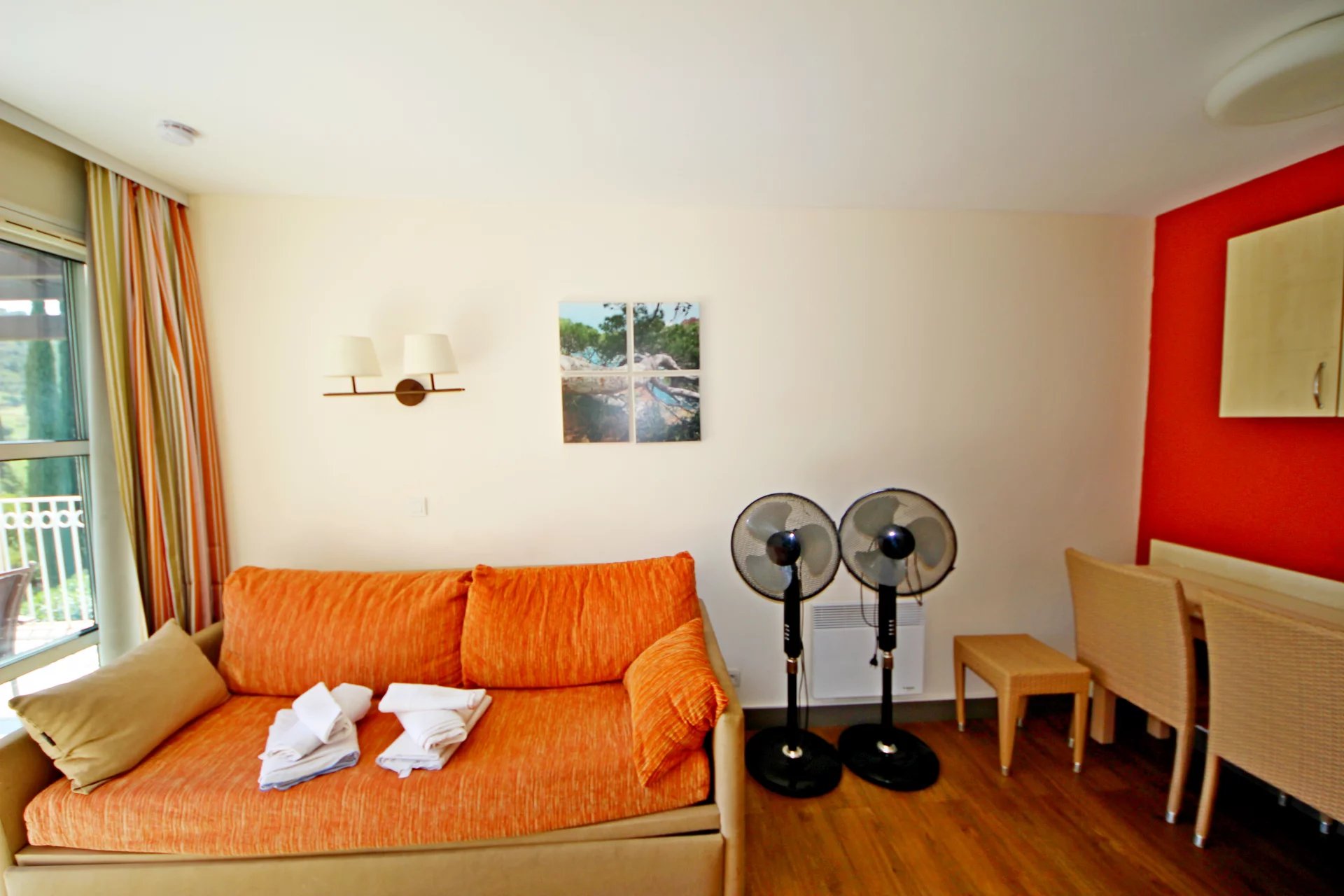 AGAY CAP ESTEREL ALLEE DES FLEURS DEUX PIECES DERNIER ETAGE. PARKING