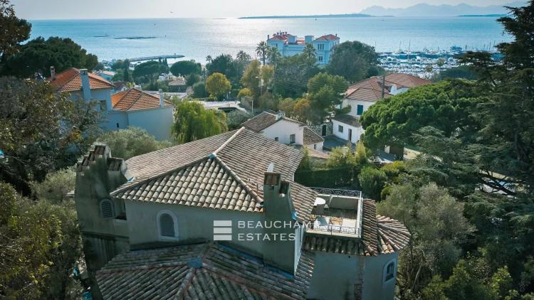 Villa avec piscine et vue mer à pied des plages et des commerces - cap d'Antibes