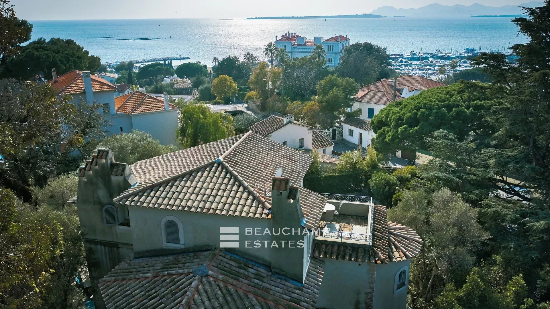 Villa avec piscine et vue mer à pied des plages et des commerces - cap d'Antibes