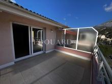 En exclusivité deux pièces complément rénové avec grande terrasse et parking, au dernier étage d’un immeuble récent