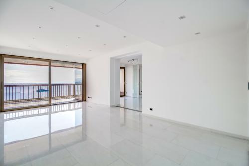 MIRABEAU : Rare appartement de 3 chambres à coucher et  belle vue mer