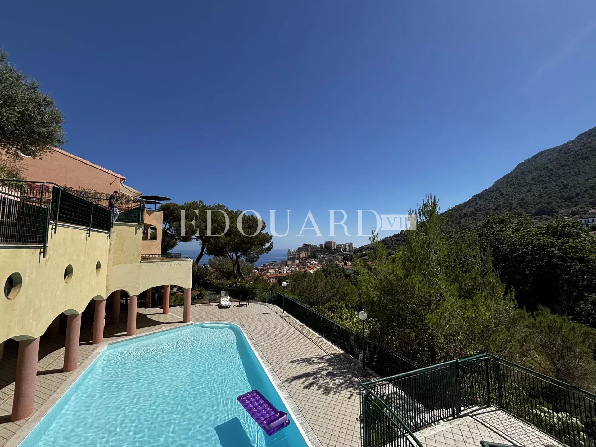 En exclusivité superbe trois pièces avec deux grandes terrasses et parking, limitrophe la Principauté de Monaco