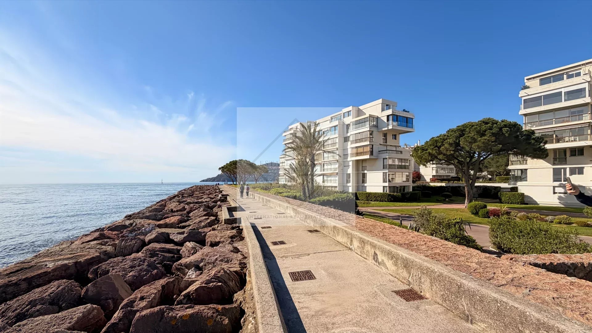 Rare à la Vente – 3 Pièces Vue Mer en Accès Direct Plage