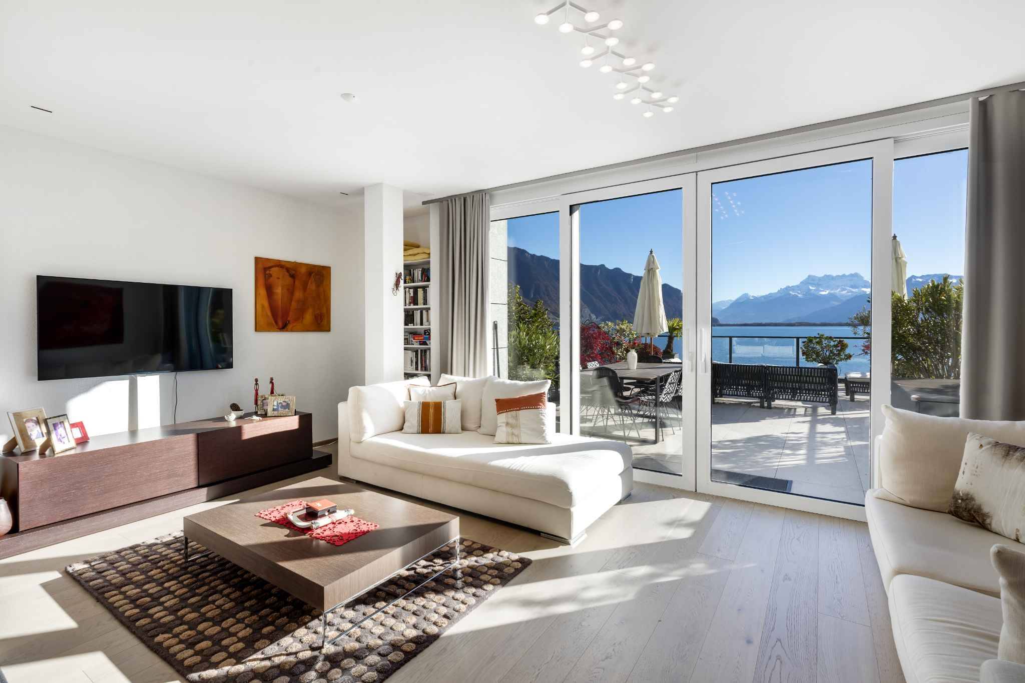 PIEDS DANS L’EAU ! SPACIEUX APPARTEMENT PROCHE DE TOUTES LES COMMODITÉS.