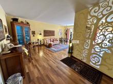 Spacieux deux pièces en excellent état avec splendide terrasse, cave et grand parking en sous-sol