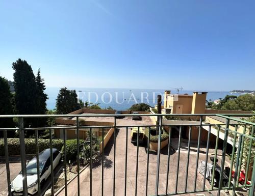En exclusivité appartement triplex avec deux balcons, belle vue mer panoramique et spacieux garage