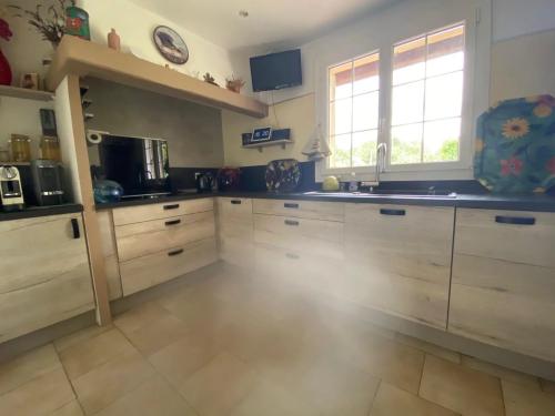 FLAYOSC - villa 3 chambres de plain-pied sur 1446 m² avec piscine
