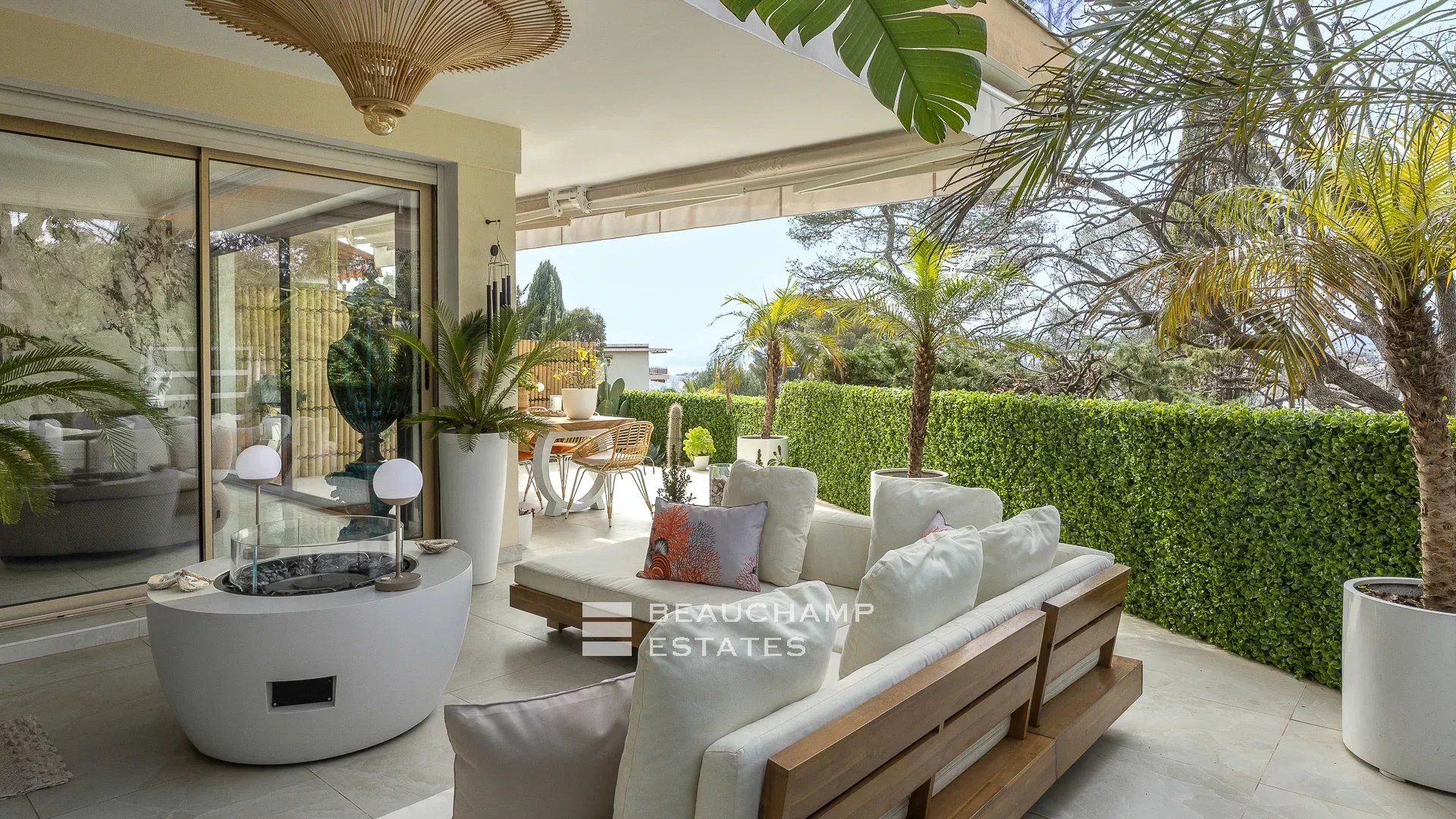 Appartement contemporain avec vue collines