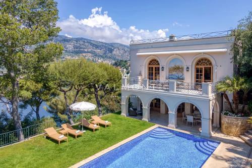 ELEGANTE VILLA AVEC UNE VUE IMPRENABLE SUR LA MER