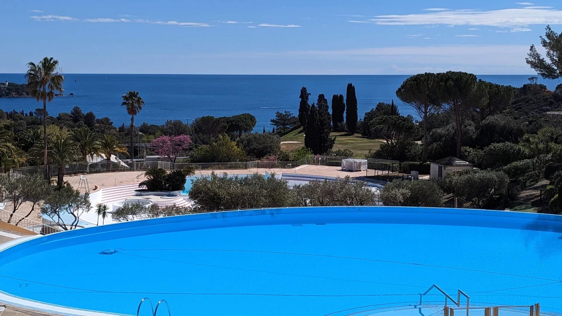 AGAY CAP ESTEREL grand T2 type large de 51m² habitables