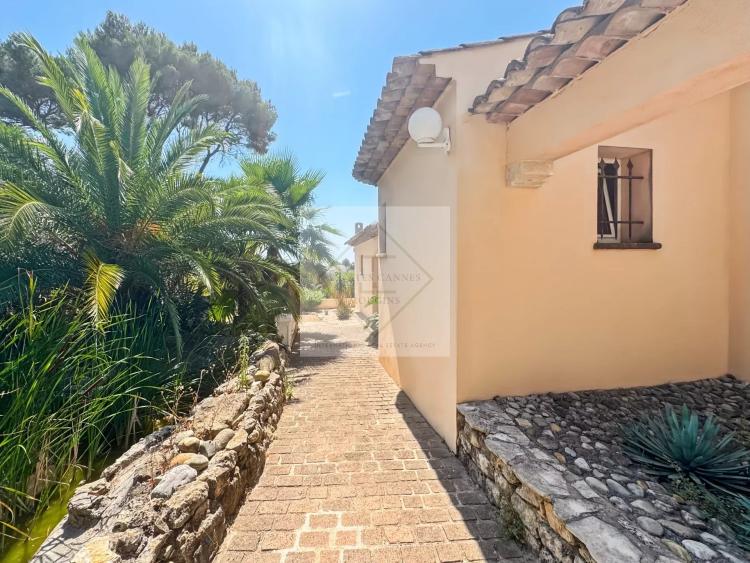 À VENDRE – VILLA DE CHARME VUE MER À ANTIBES, CALME ABSOLU