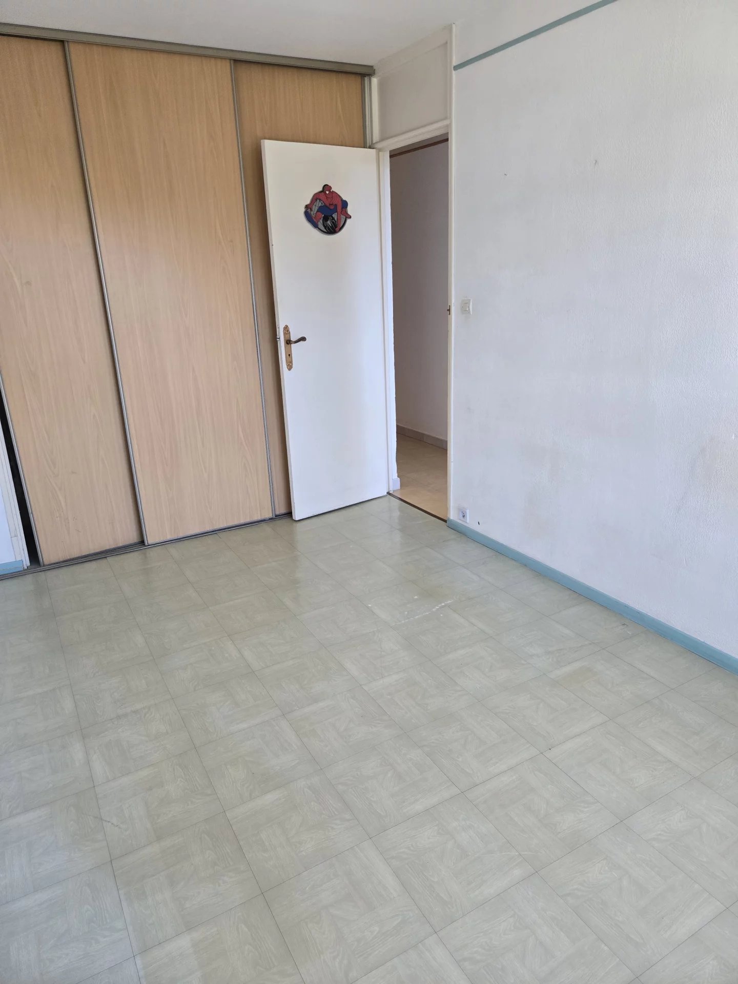 Fréjus  - T3 à rafraîchir à 5 mns du centre à pied