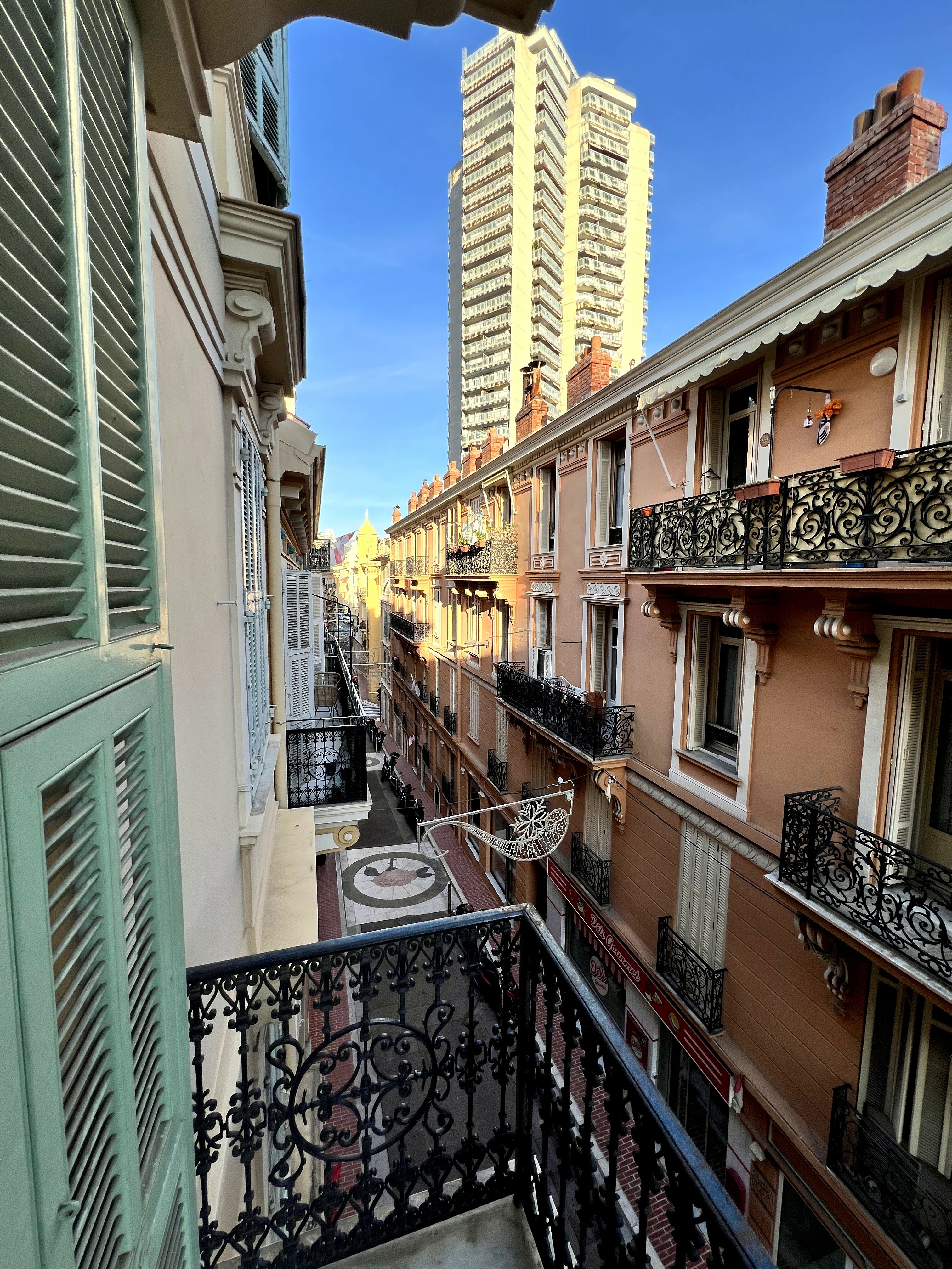 SOUS OFFRE ACCEPTÉE- MONTE CARLO - IMMEUBLE BOURGEOIS SOUS LOI - 4  PIECES