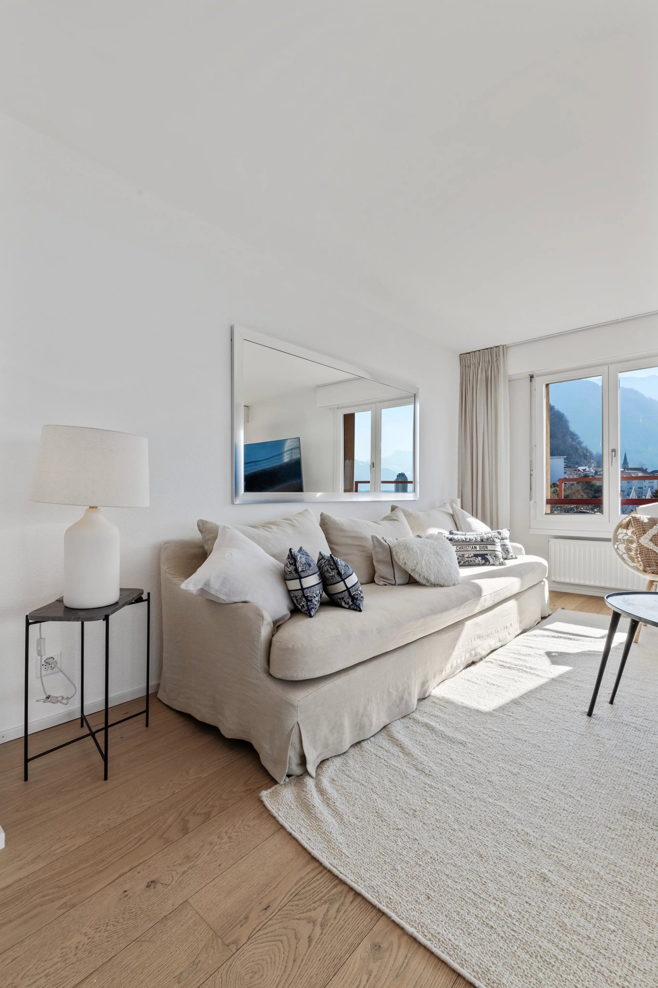 Spacious 6.5-room apartment of 175m2 on the 8th floor.