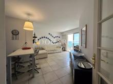 Deux pièces en bon état avec terrasse et belle vue mer, dans prestigieux immeuble face aux plages