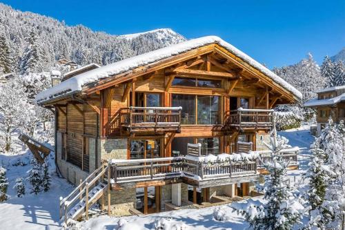 Un chalet Bayrou à vendre dans la région de Villars-sur-Ollon - L'art de la construction alpine de Megève à Crans-Montana