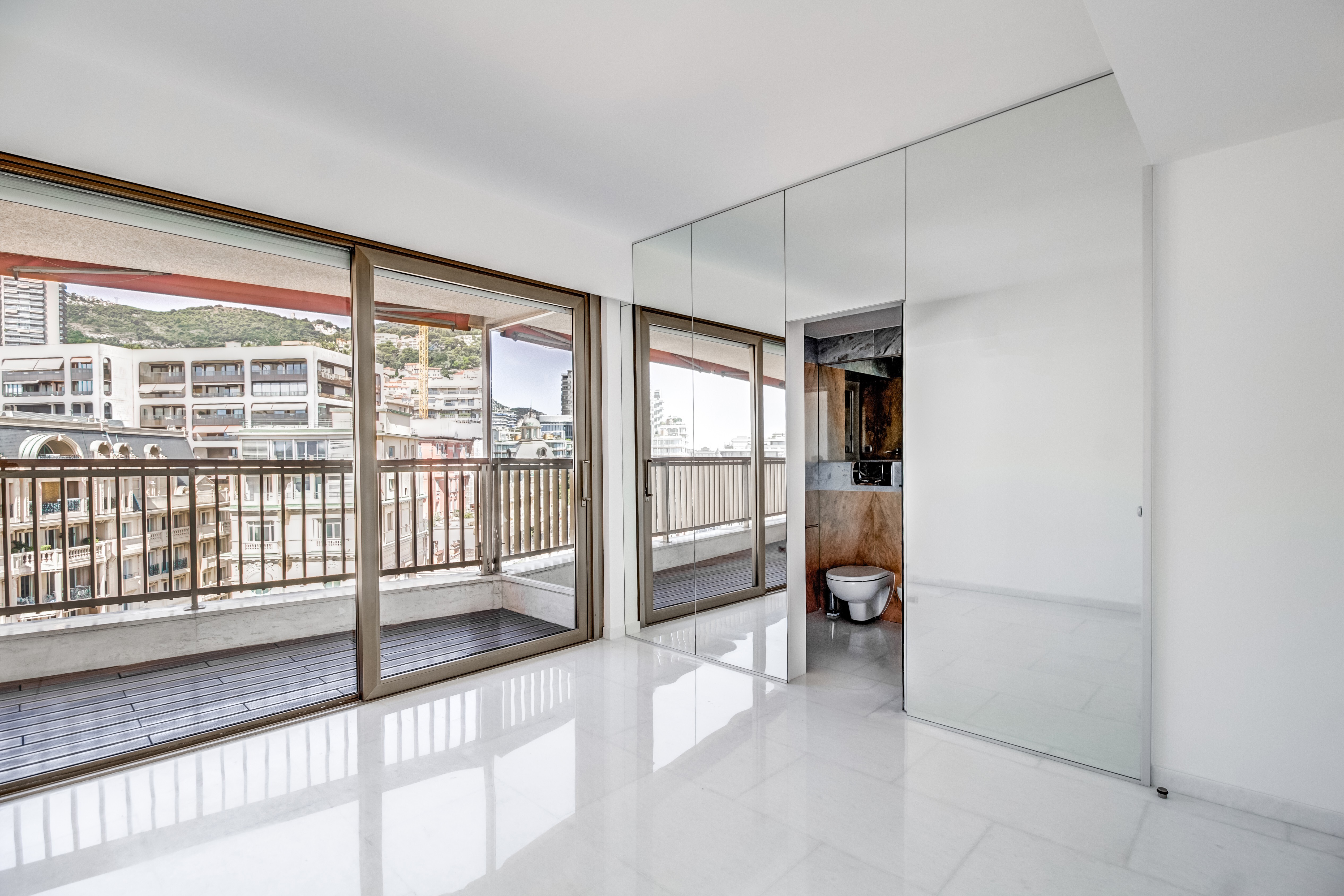 MIRABEAU : Rare appartement de 3 chambres à coucher et belle vue panoramique