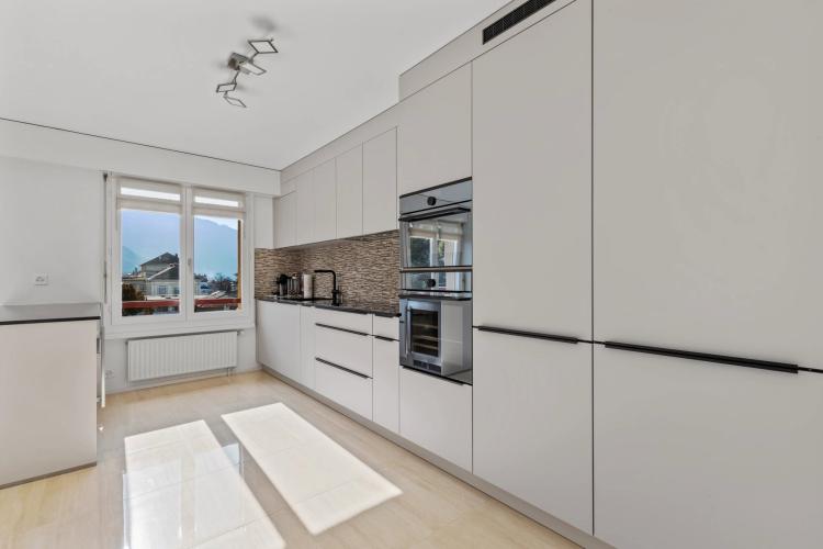 Spacious 6.5-room apartment of 175m2 on the 8th floor.