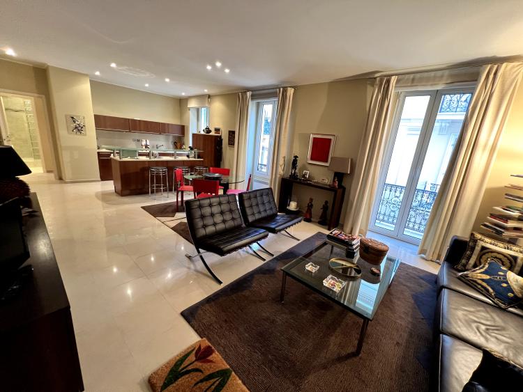 SOUS OFFRE ACCEPTÉE- MONTE CARLO - IMMEUBLE BOURGEOIS SOUS LOI - 4  PIECES