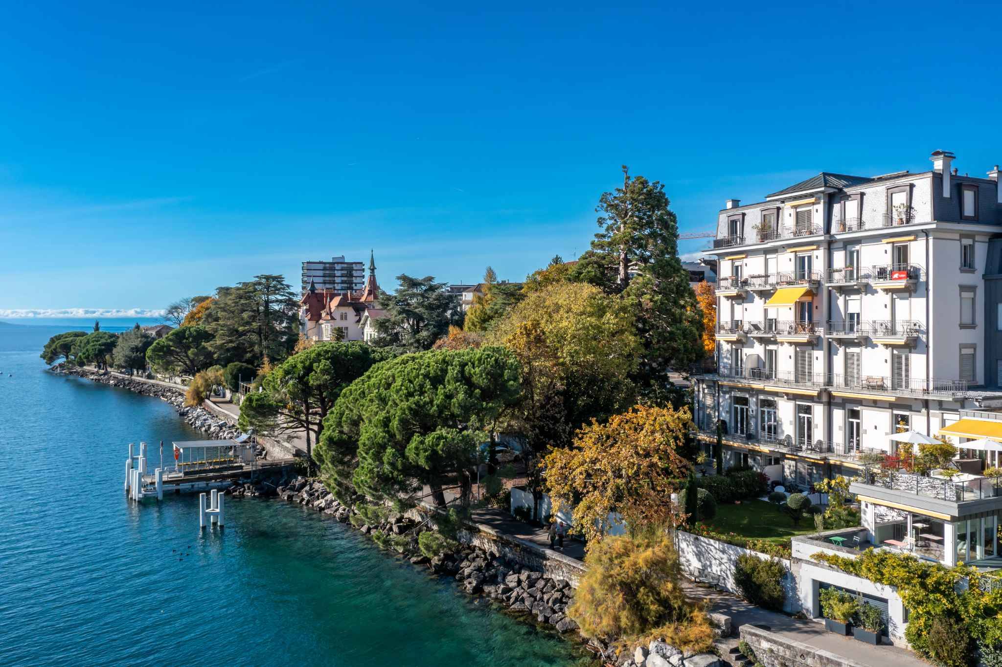 PIEDS DANS L’EAU ! SPACIEUX APPARTEMENT PROCHE DE TOUTES LES COMMODITÉS.