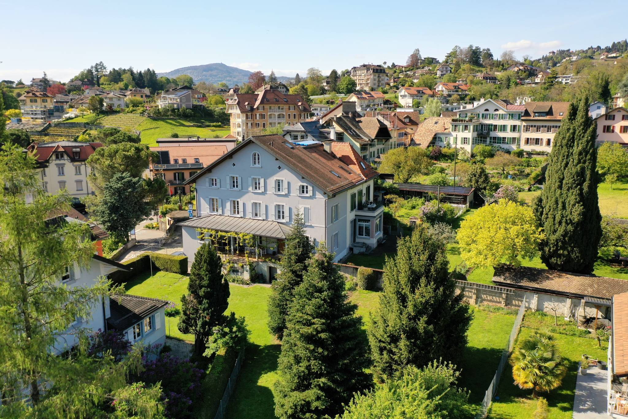 A vendre, maison de village contiguë avec grand jardin