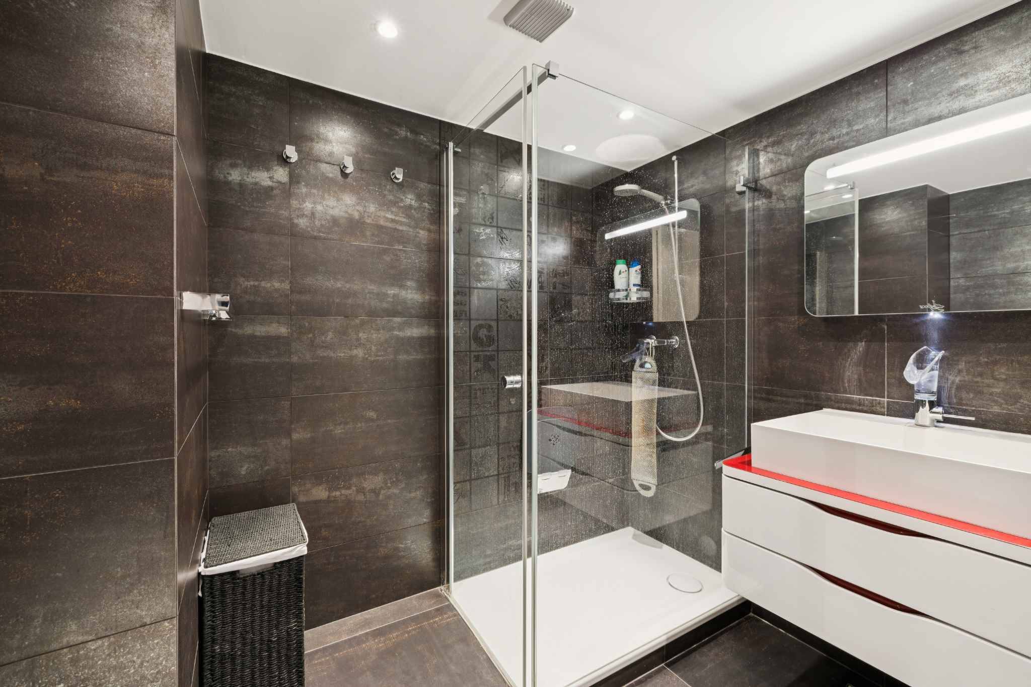 BEL APPARTEMENT PROCHE DE TOUTES LES COMMODITÉS. 