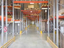 Dépôt Logistique -aménagé de racks - accès quais de Déchargement