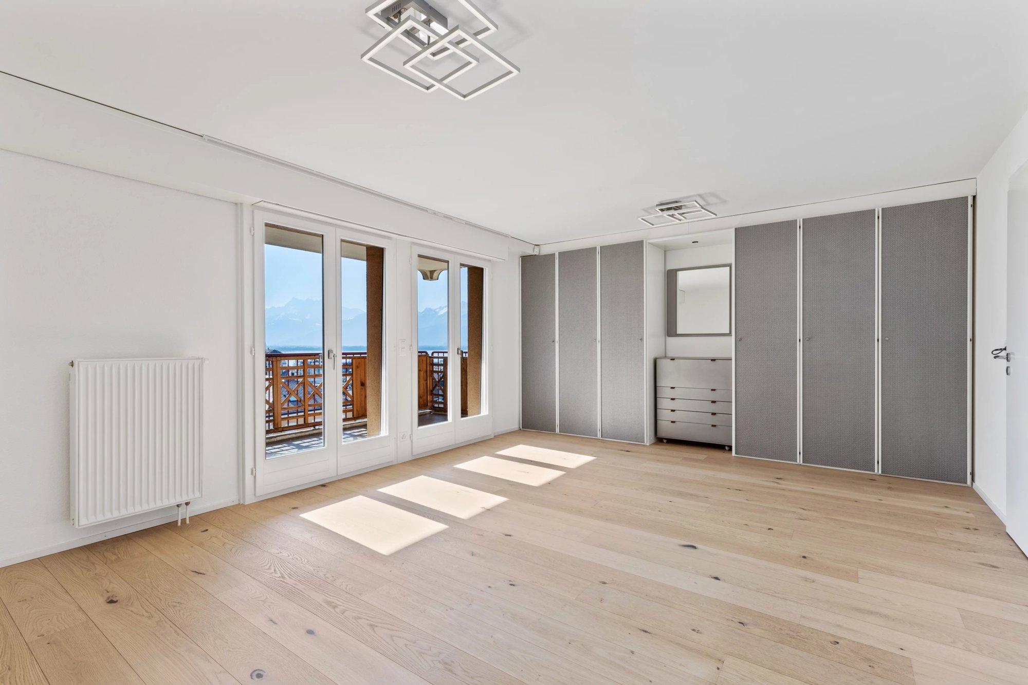 Spacious 6.5-room apartment of 175m2 on the 8th floor.