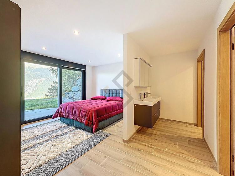 Opportunité Rare : Chalet Neuf Exceptionnel à Crans Montana
